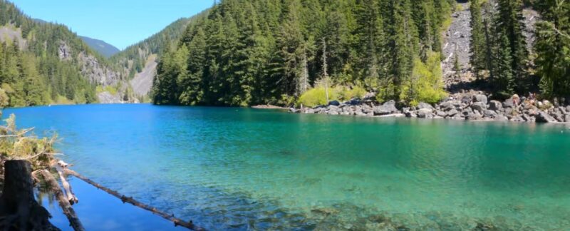 Lindeman-Lake-Turquoise-water